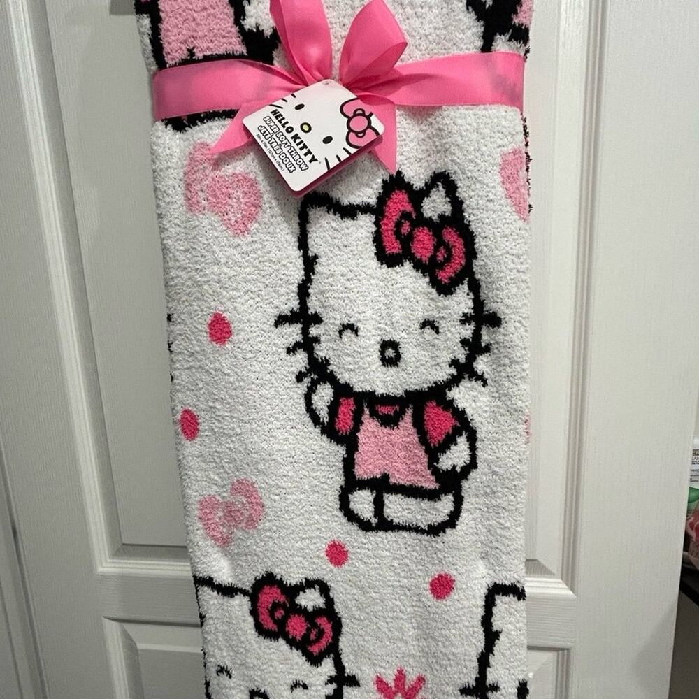 Hello Kitty super soft throw plush daisy blanket